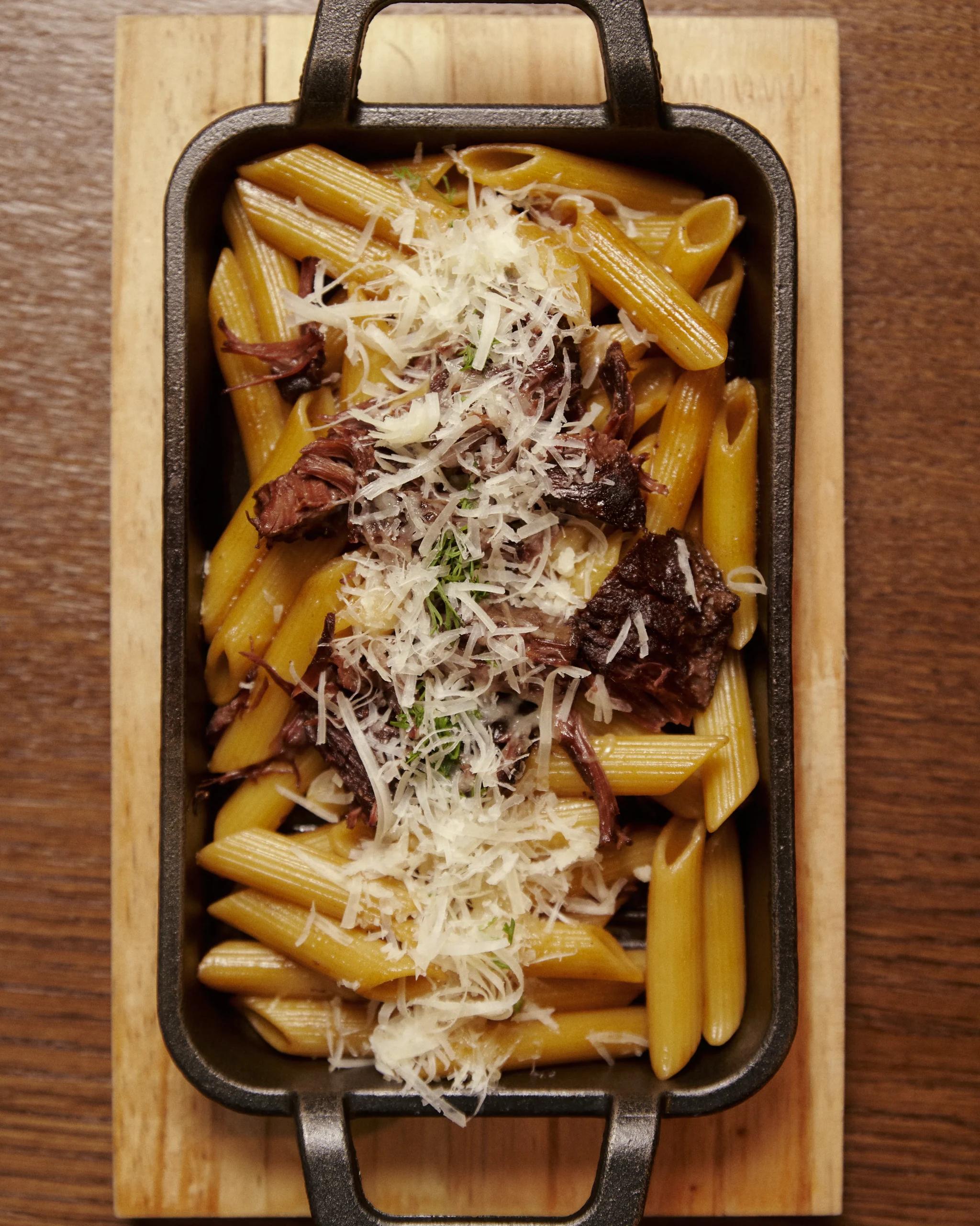 Пенне с рваной говядиной