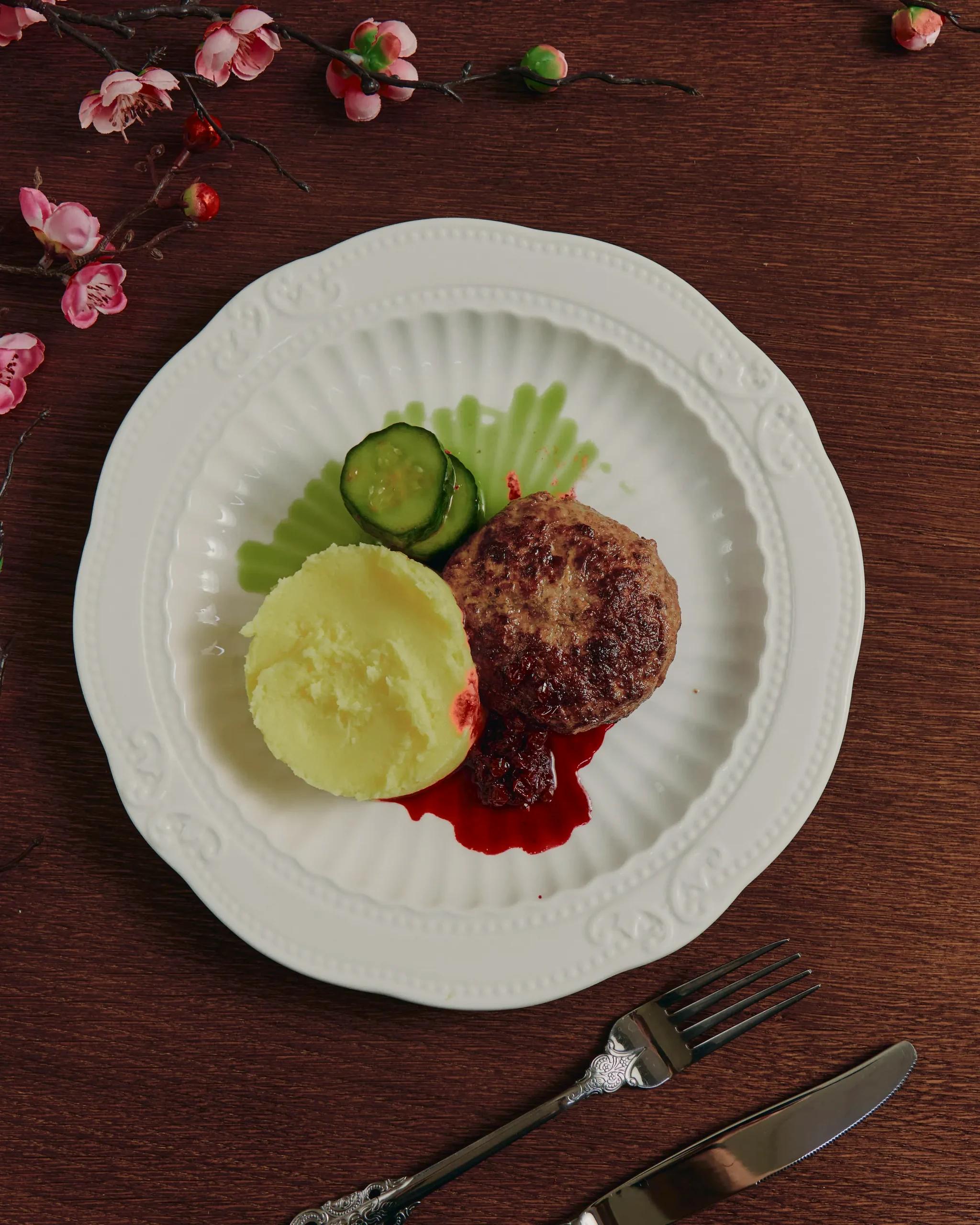 Говяжья котлета с картофельным пюре и ягодным соусом