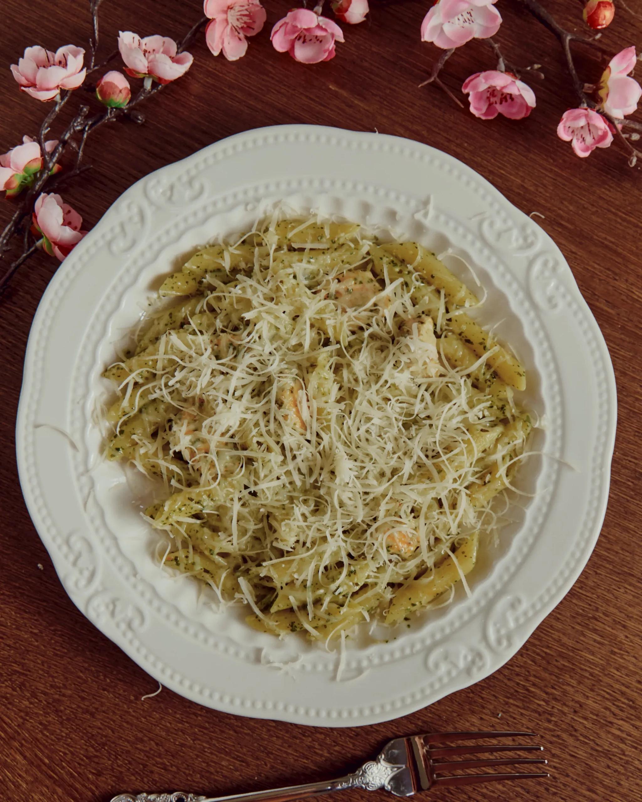 Пенне с лососем и соусом песто